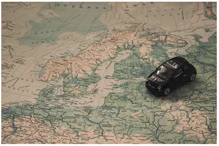 majhen model avtomobila na mapi